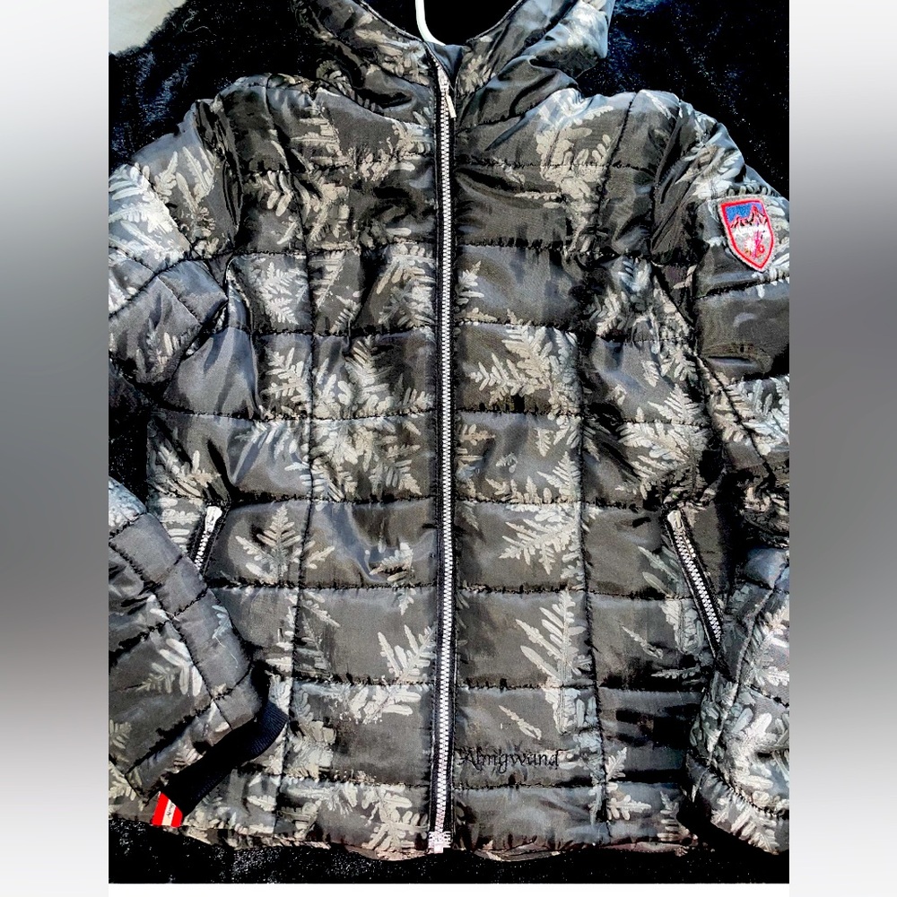 Lightly worn. Almgwand women’s jacket.